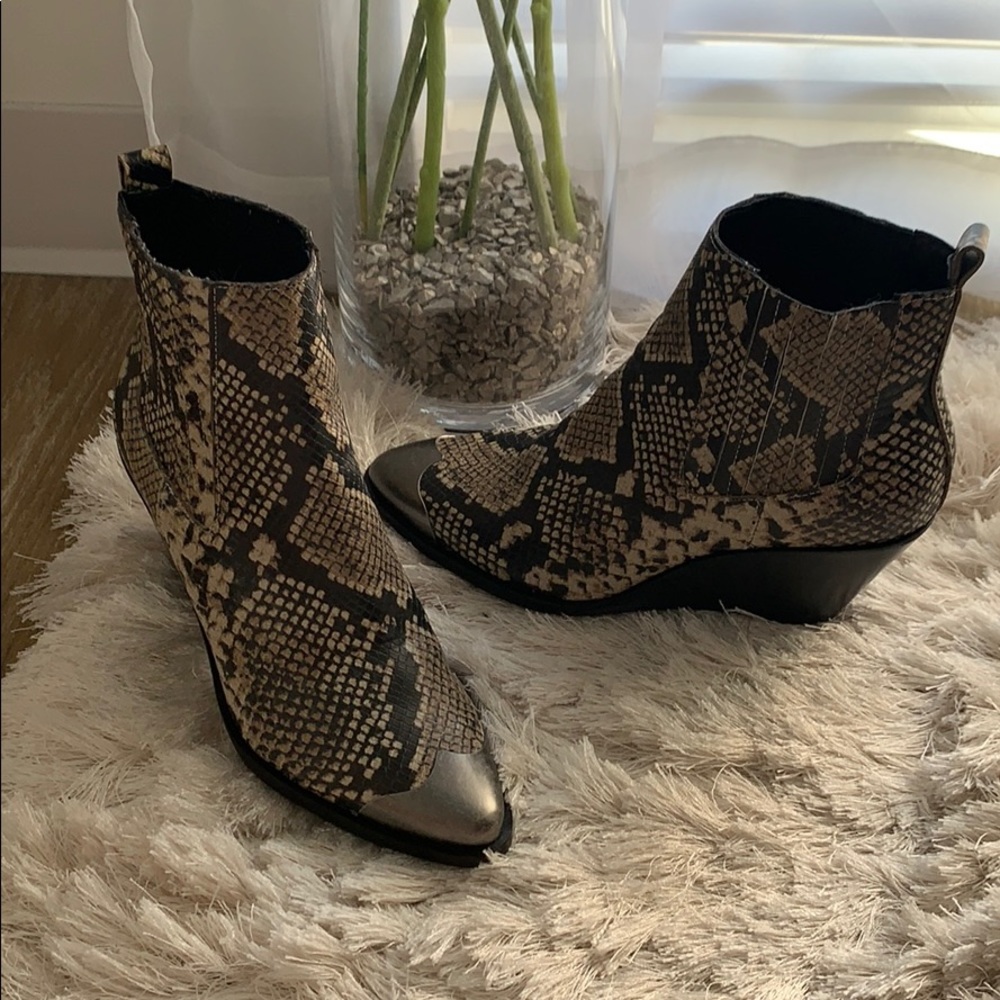 Treasure and bond - like new wedge ankle boot